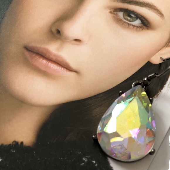 Crystal Earrings & Chanel Makeup Sample - Picture 4 of 8